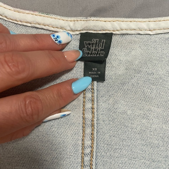 Wild Fable ๐น Cropped Denim Vest light Blue jeans, size XS, floral design ๐๐ - Picture 11 of 12
